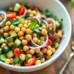 Le croquant des pois chiches et la fraîcheur des herbes : la salade complète qu'on adore avoir à table en été