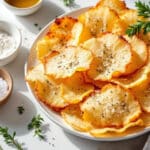 Impossible de résister à ces chips croustillantes au parmesan prêtes en quinze minutes avec trois basiques du placard