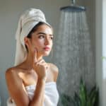 Prendre des douches fraîches l’été : un réflexe qui pourrait saboter votre peau, révèlent les experts