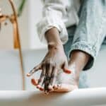 À chaque fois c'est la même galère ? Ce duo de soin assouplit vos ongles de pieds durs pour une coupe tout en douceur !
