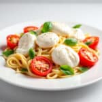 Mozzarella fondante, tomates juteuses et basilic frais : ce plat facile et sans vaisselle va vous faire voyager en Italie !