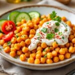 Ultra croustillants et dorés, ces pois chiches épicés à la sauce yaourt font mouche au dîner !