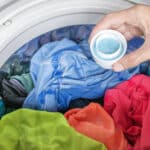 Les sales petits secrets du linge propre : le détail oublié qui pollue la planète autant que les détergents chimiques