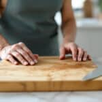 Votre planche en bois n’est pas bonne pour la poubelle : vous pouvez la récupérer sans produit chimique