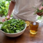La salade sauvage à cueillir absolument cet été : découvrez le remède méconnu des sportifs pour une récupération express