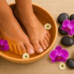 Talons rugueux et ongles abîmés ? Ce duo naturel café-miel régénère les pieds très secs sans effort