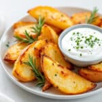 Parfaites et croustillantes : des pommes de terre au four dorées au romarin à tremper dans une sauce fraîche au yaourt
