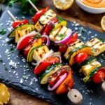 Oubliez les classiques saucisses  : ces brochettes de légumes et halloumi grillées au barbecue et fondantes valent le détour !