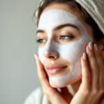 Cheveux plus fins, peau moins ferme : l’impact silencieux de la ménopause sur votre beauté et les bons gestes à adopter