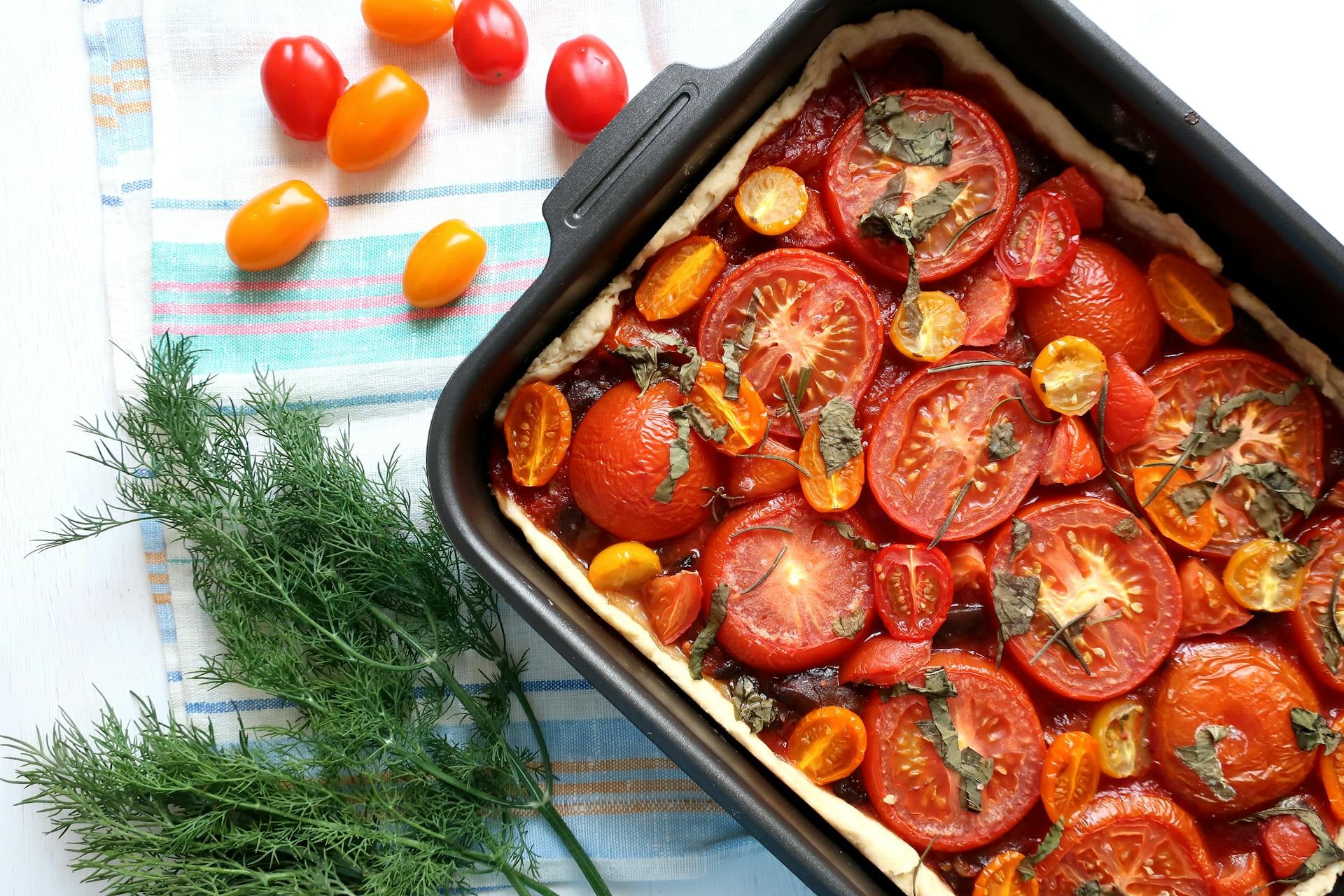 Tarte fine tomate-chèvre, miel et herbes fraîches : le doux contraste