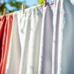 Adieu draps rêches après le lavage : la solution n'est pas l'adoucissant, mais la bonne technique d'étendage !
