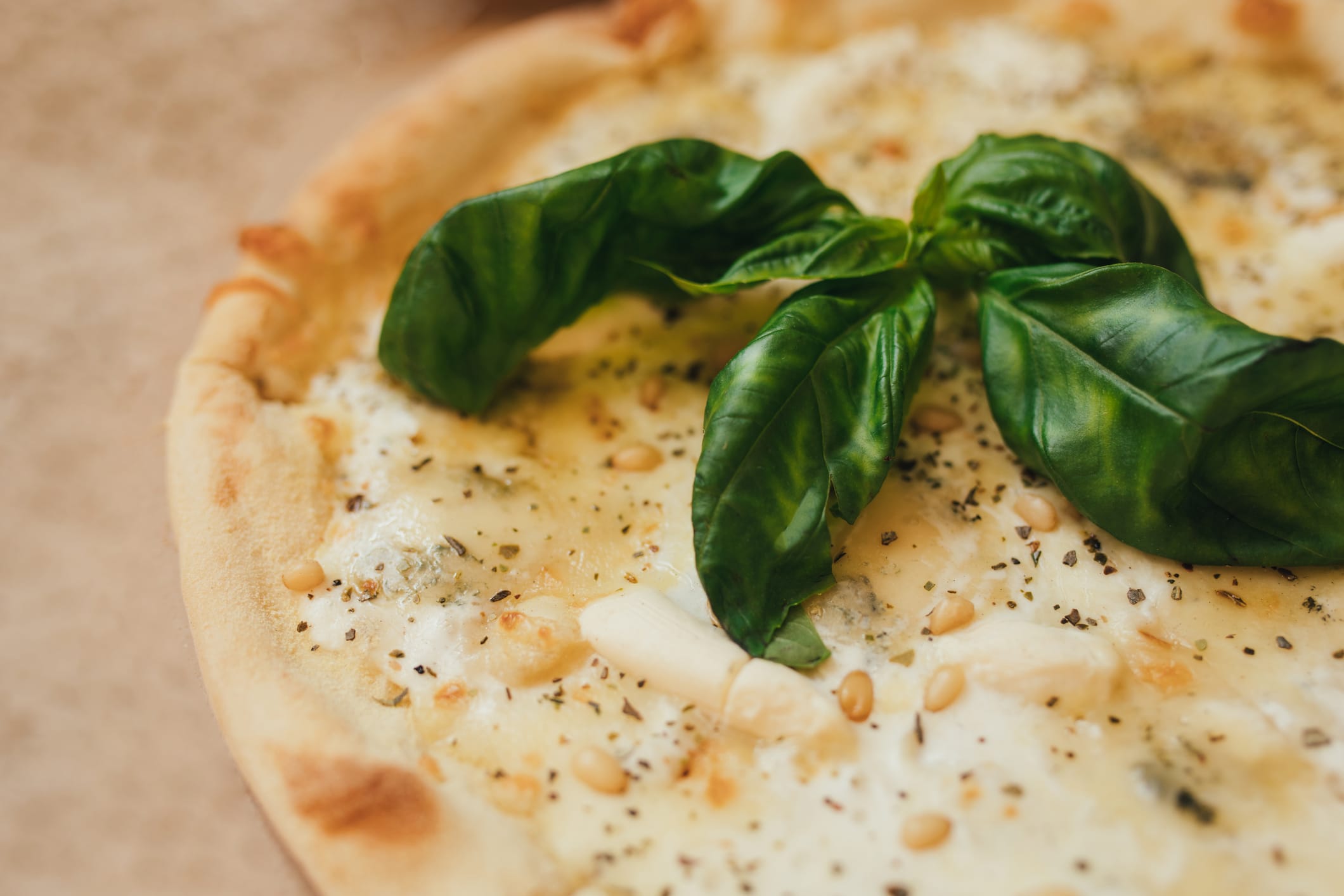 La focaccia façon pizza blanche aux herbes : la recette qui réinvente la tradition