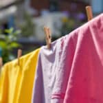 Cette astuce oubliée pour détacher le linge et désodoriser la maison… sans abîmer les tissus