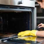 Nettoyer son four n’a jamais été aussi facile grâce à ces 5 astuces méconnues... et vraiment redoutables !