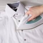Stop au linge chiffonné : le geste que tout le monde oublie avec ses chemises à la sortie du sèche-linge !