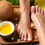 Pas besoin de crème du commerce : 4 façons d’utiliser l’huile de coco pour venir à bout des talons abîmés