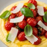 Craquez pour cette idée repas italienne réconfortante : polenta au parmesan crémeuse avec tomates rôties et basilic du jardin !