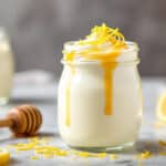 Surprenante par sa texture crémeuse et légère, cette mousse citron-miel au yaourt bluffe tout le monde sans œufs ni gélatine
