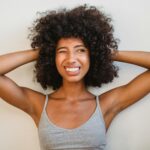 Des pellicules plein les épaules ? Ce remède au vinaigre de cidre et romarin apaise votre cuir chevelu en une utilisation !