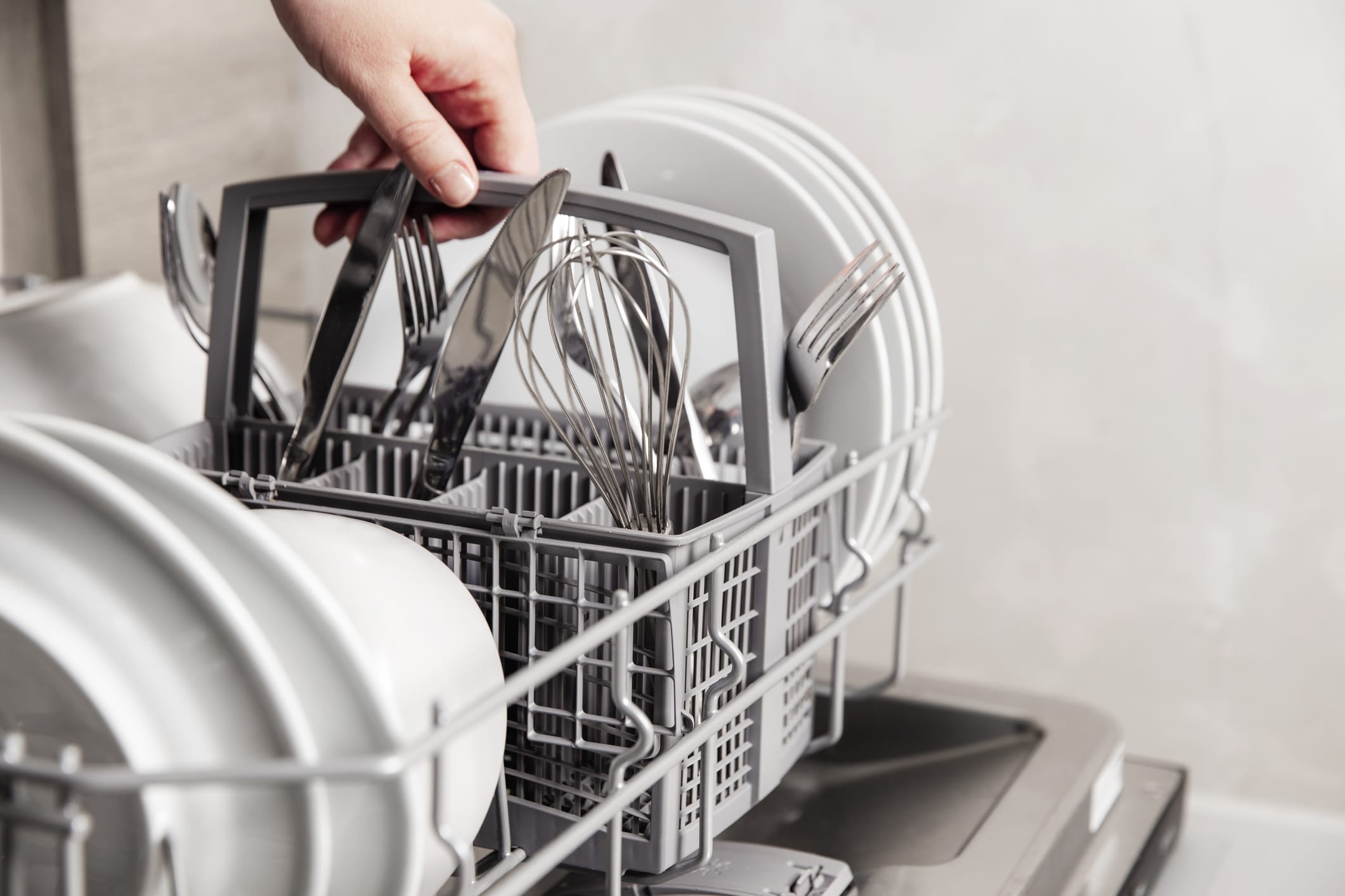 L'art du placement secret : comment chaque assiette trouve sa place pour un lavage impeccable