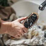 Cette saleté invisible dans votre brosse à cheveux abîme votre cuir chevelu depuis des mois sans que vous sachiez : notre astuce nettoyage !