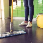 Laver son sol chaque semaine : obligation réelle ou simple habitude héritée des anciens ? Ce qu'il faut savoir !