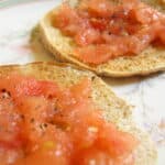 Pain doré croustillant à la tomate fraîche : le secret d’une tartine ultra-savoureuse prête en 5 minutes