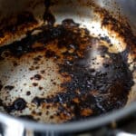 Arrêtez de frotter vos casseroles carbonisées des heures : ce truc express infaillible leur redonne vie sans gratter !