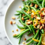 Une poêlée d’exception prête en quelques petites minutes : haricots verts frais sublimés par amandes grillées, ail et citron !