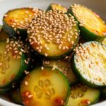 Vous ne regarderez plus jamais les concombres de la même façon après avoir goûté cette salade coréenne !