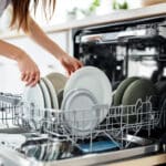 Ces règles de remplissage du lave-vaisselle mettent enfin fin aux débats éternels sur le rinçage et la vaisselle mal placée !