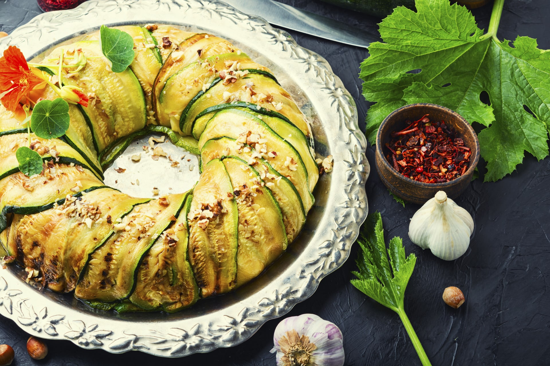Charlotte salée de courgettes farcie : le chic réinventé, tout en fondant