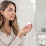 Vous utilisez des disques de coton pour démaquiller votre peau ? Vous pourriez changer d'avis après ça...