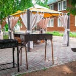Comment choisir la bâche idéale pour votre pergola ?