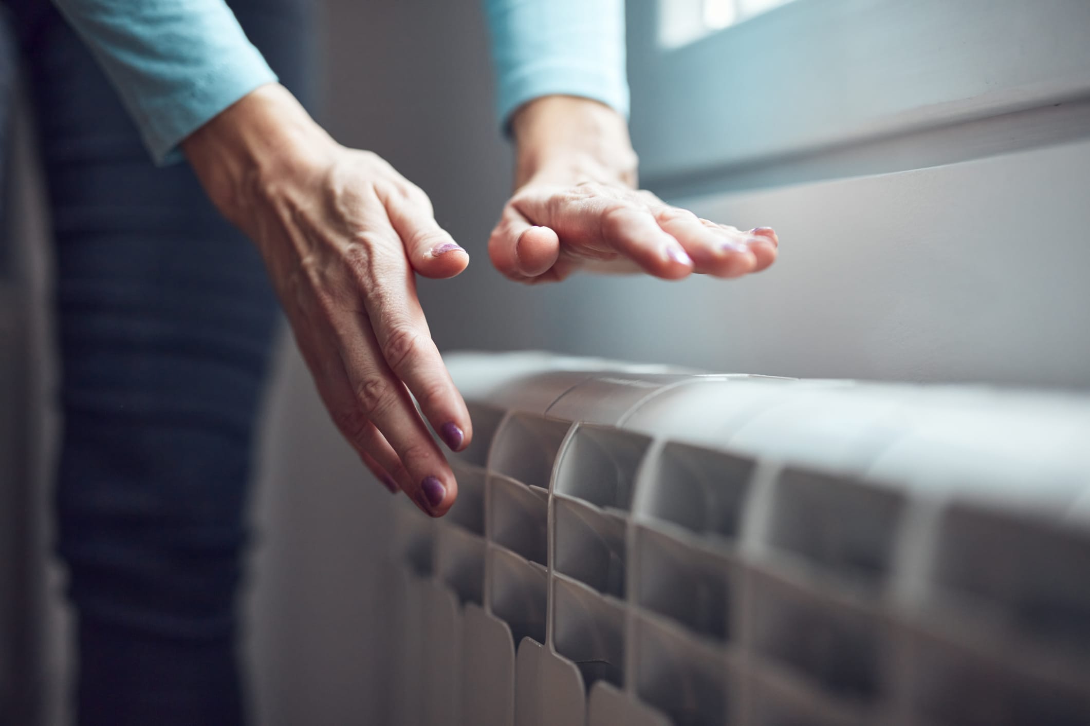 Libérez la circulation de l'air : stop aux meubles collés et rideaux étouffants