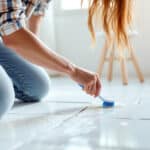 Taches noires et moisi : le top 5 des astuces écologiques qui transforment vos joints sales en surfaces comme neuves