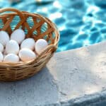 Oubliez les produits chimiques : l’eau de votre piscine peut rester claire grâce à cette astuce étonnante !