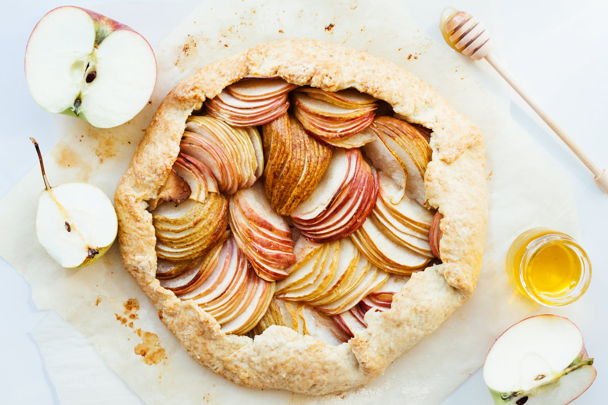La préparation de la tarte fine poires-miel en quelques gestes magiques