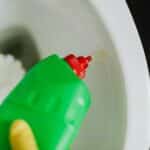 Fabriquez ce gel WC maison redoutable et regardez vos toilettes redevenir éclatantes en quelques minutes !