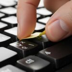 Votre clavier est un piège à miettes, poussières et microbes : ce qu'il faut absolument faire pour l’assainir facilement !