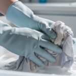 Vous lavez vos vêtements fragiles de la pire façon possible : voici la méthode qui change tout !